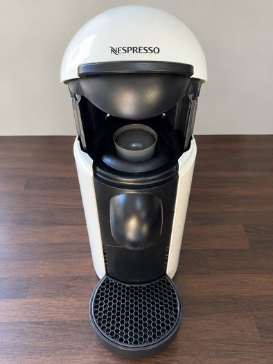 Nespresso Coffee Machine White Includes Descaling Kit