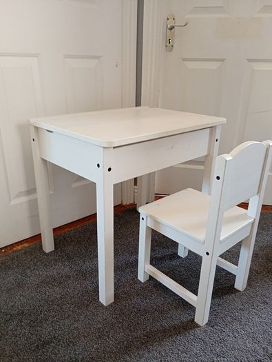 Kids desk and chair