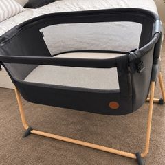 Maxi-Cosi Tori beside crib + mattress + sheets