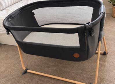 Maxi-Cosi Tori beside crib + mattress + sheets