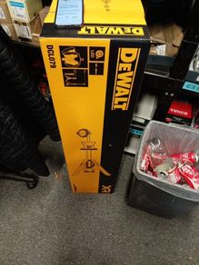 DeWALT:tripod light