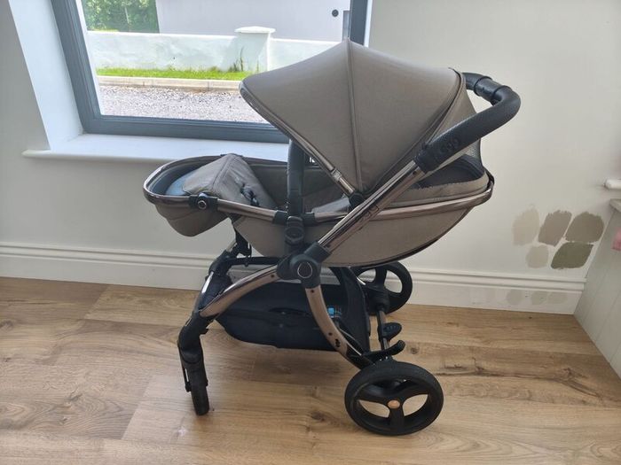 Egg 3 full travel system inc. car seat and base
