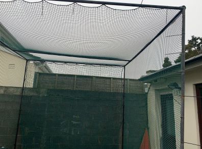 Freestanding golf cage with net