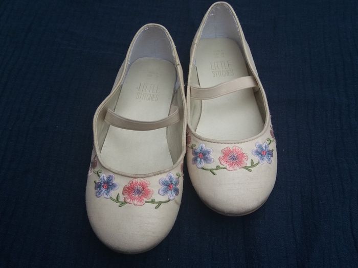 Girls ivory casual shoes, size 11