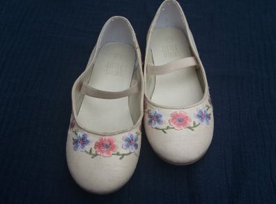 Girls ivory casual shoes, size 11