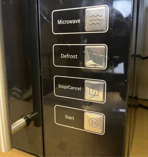 De'Longhi 800W 20L Solo Microwave Oven