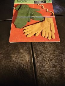 Vintage Sirdar knitting pattern booklet number 776b - price includes postage (age 3 - 14 years)