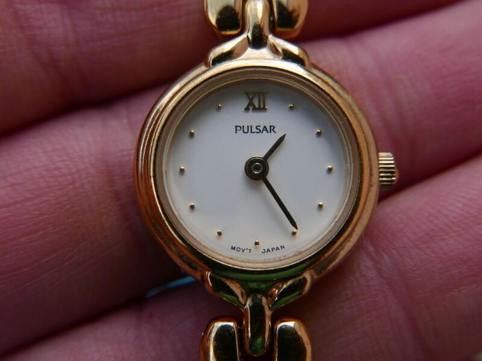 Pulsar Women's Gold Toned Bracelet Band Watch Analog Water Resistant-works well
