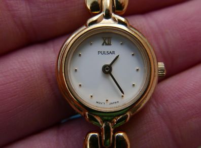 Pulsar Women's Gold Toned Bracelet Band Watch Analog Water Resistant-works well