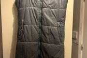 Bench long vest with a hood