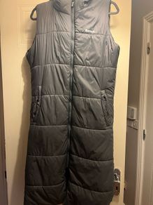 Bench long vest with a hood