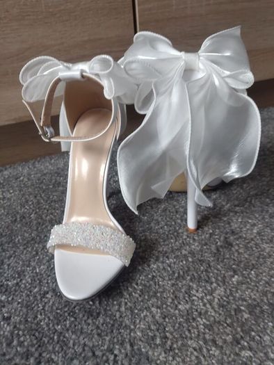 new white amazing heels with bow size UK 2