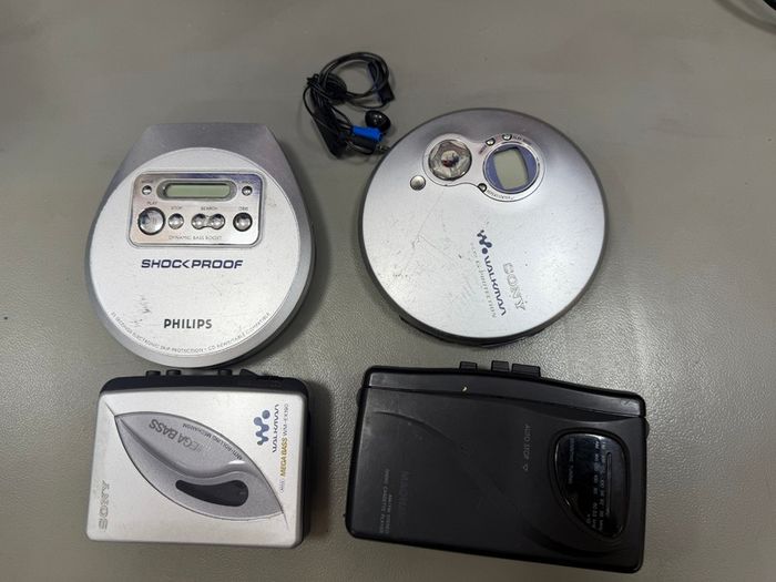 2 x walkman  and 2 x Discman