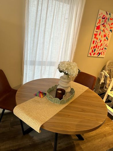 round dining table