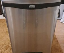 Rubbermaid bin