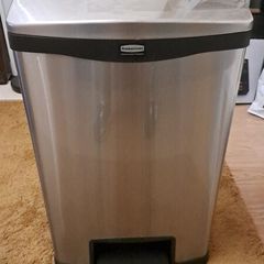Rubbermaid bin