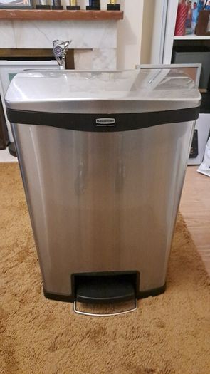 Rubbermaid bin