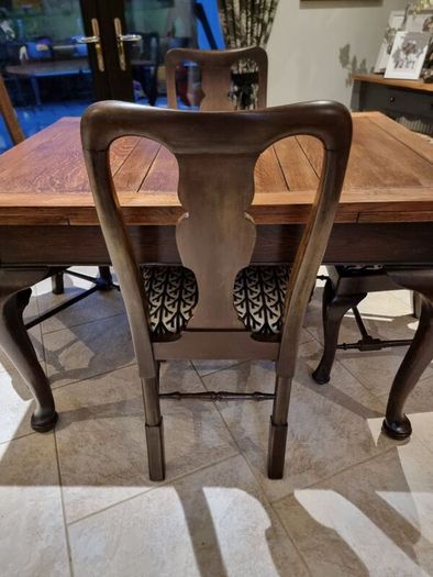 Stunning Extendable Table & 4 Chairs