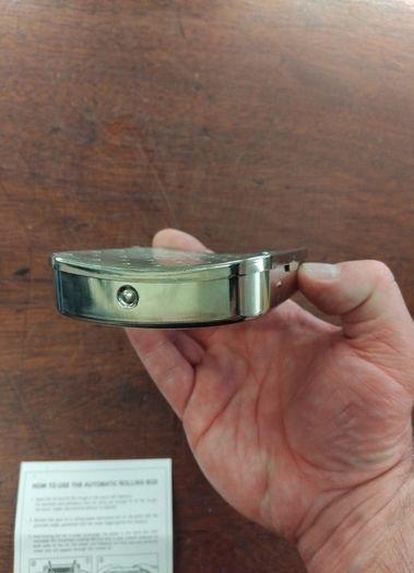 Cigarette rolling box