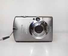 Canon IXUS 900 Ti digital compact camera in silver.