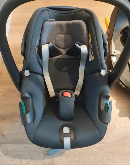 Maxi-cosi Pebble 360 car seat and isofix base / excellent condition