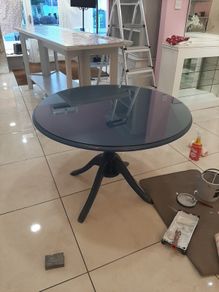 Round table with toughened glass