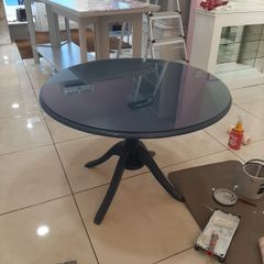 Round table with toughened glass
