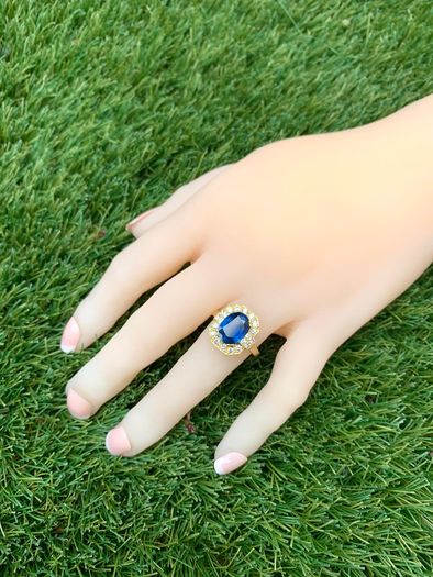 Beautiful Vintage 3.6ct Sapphire & Diamond Ring - 18ct