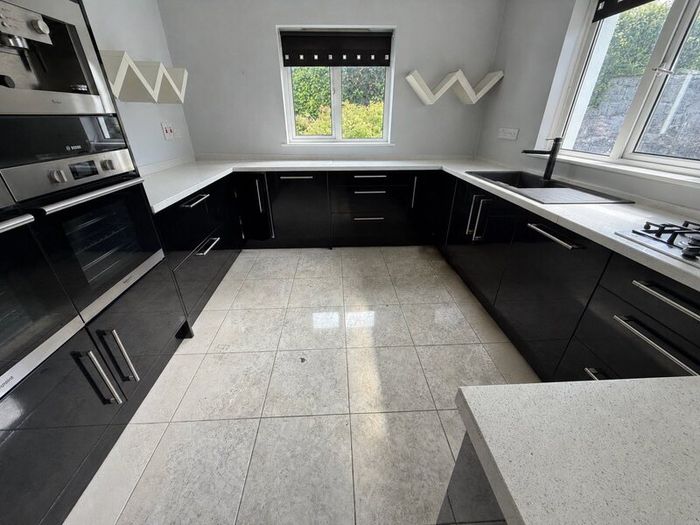 Kitchen units & appliances