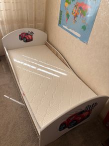 Toddler bed with drawer and mattress