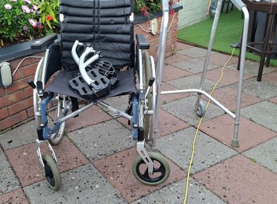 wheelchair/ walker