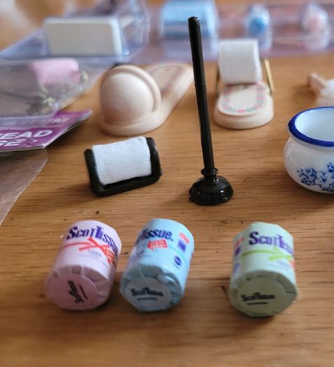 Dolls house bathroom / bedroom accessories
