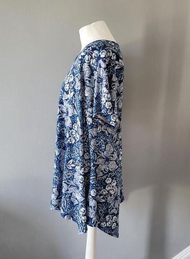 Enmain blue & white top, Size 20-22