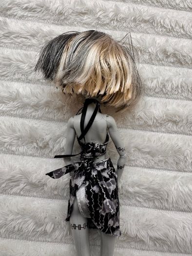 Mattel Monster High Skull Shores 2008 Black and White Frankie Stein Glue Hair Legs a bit loose (between body and legs) Used Please see photos