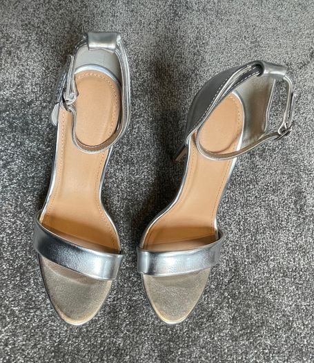 KORKYS Stunning Platform Silver Heels Size 5!