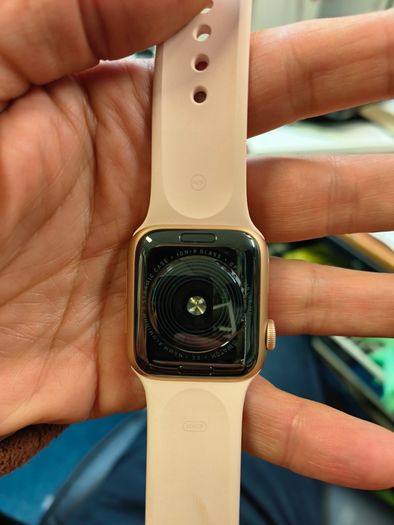 Apple Watch SE GPS - 40mm Gold Aluminium Case with Pink Sand Sport Band, Little Use/ Excellent