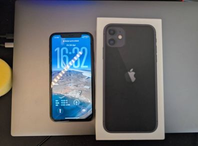 Spotless iPhone 11 64 GB Like New