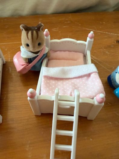 Sylvanian Families Triple Bunk Beds & 3 Nursery Baby Figures Set