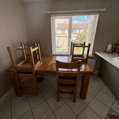 Solid oak table with 4 chairs . Extendable