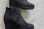 Black wedges