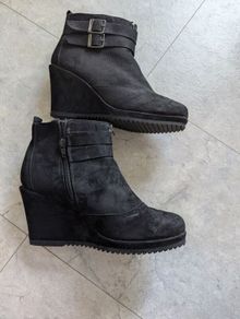 Black wedges