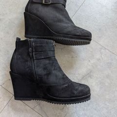 Black wedges