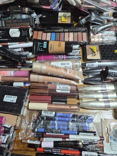 Wholesale Cosmetics Lot: 850 Pieces, Mixed Brands