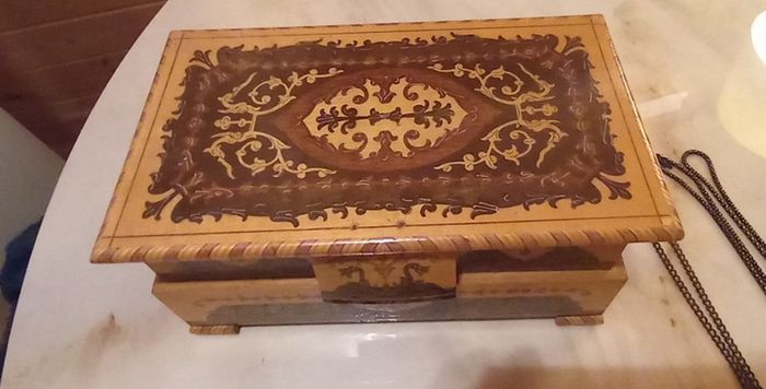 Italian jewellery box, probably Sorrento, jewellery, some stamped. D18 post 10e