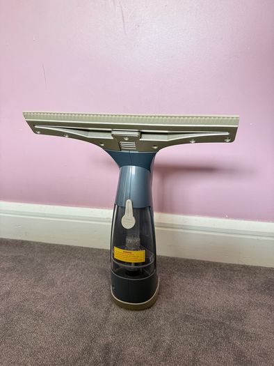 Cordless window cleaner