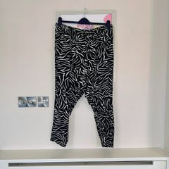 Ladies Black & White Trousers from Yours. Size UK 20 / EU 48