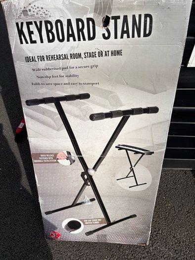 Yamaha Keyboard & stand