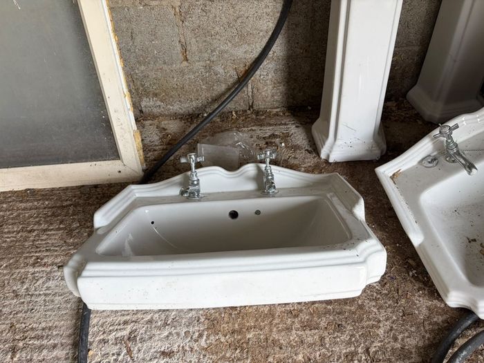 Bathroom/ Kitchen Sink