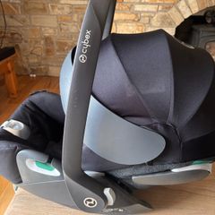 Cybex Z2 car seat and Isofix base