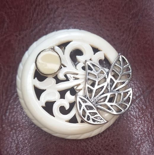 Vintage jewelry is sold individually for 5 to 10 euros